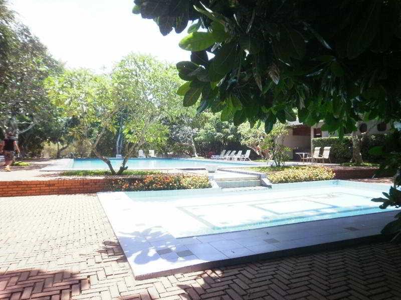 Peacock Beach Hotel 함반토타 외부 사진