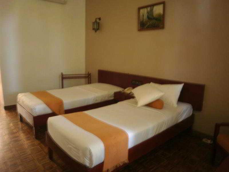 Peacock Beach Hotel 함반토타 외부 사진