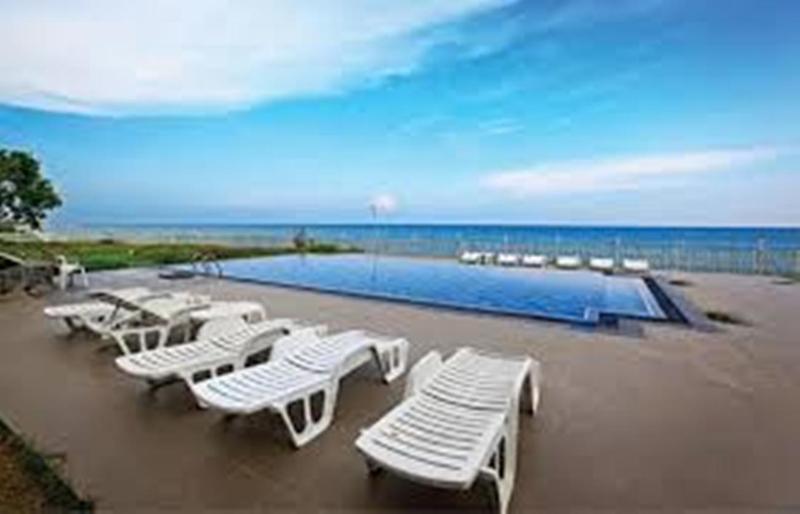 Peacock Beach Hotel 함반토타 외부 사진