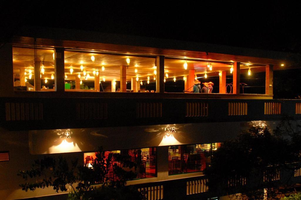 Peacock Beach Hotel 함반토타 외부 사진