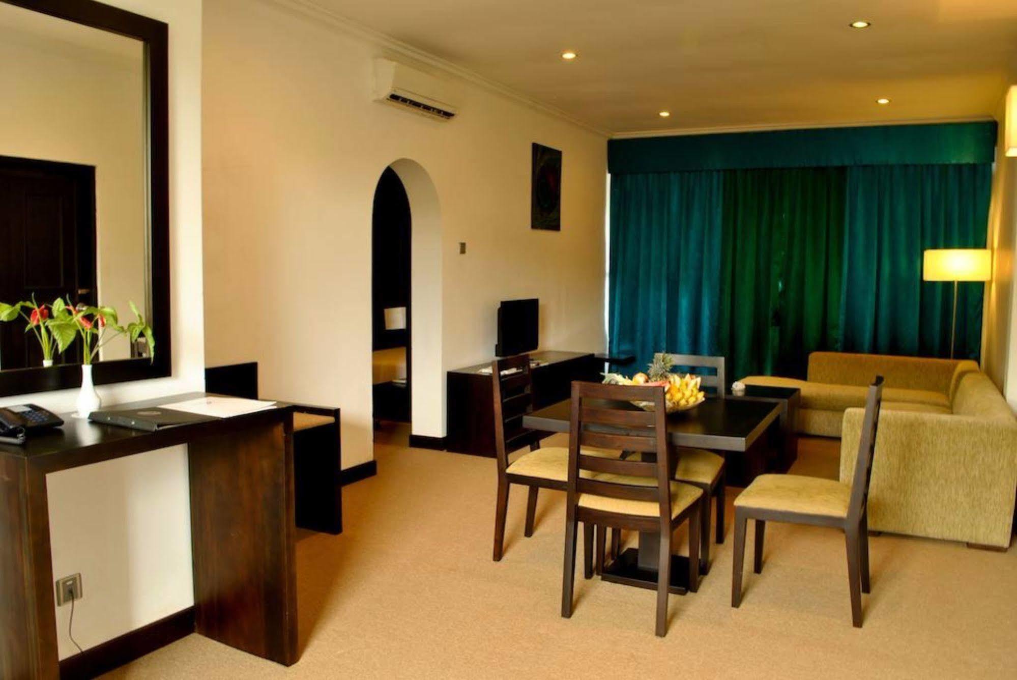 Peacock Beach Hotel 함반토타 외부 사진