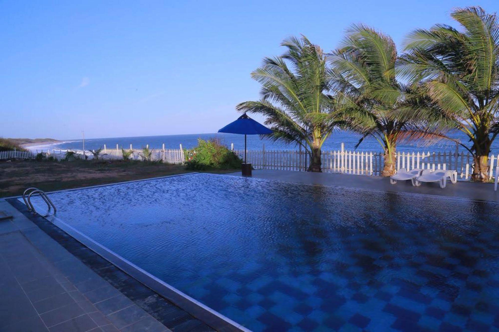 Peacock Beach Hotel 함반토타 외부 사진