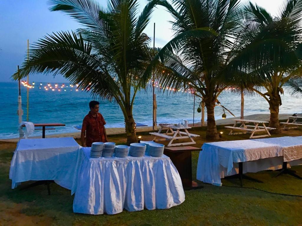 Peacock Beach Hotel 함반토타 외부 사진