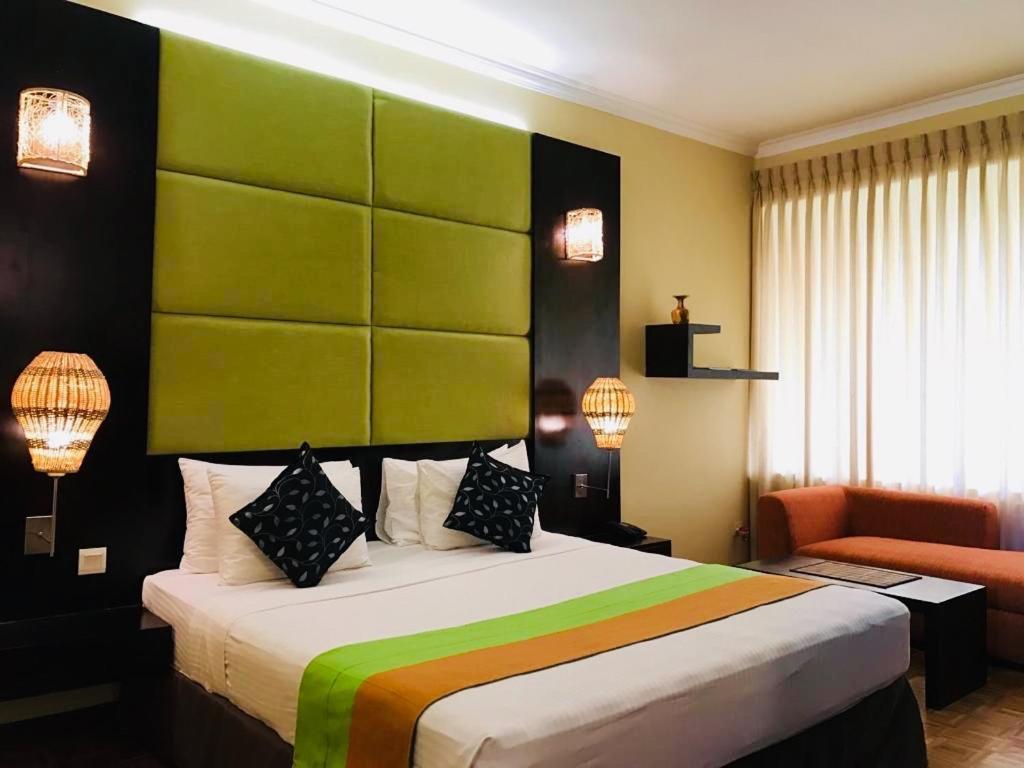 Peacock Beach Hotel 함반토타 외부 사진